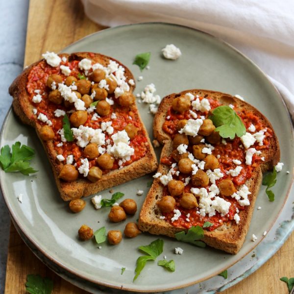 Voedzame lunch: toast met geroosterde kikkererwten & feta